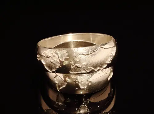 Weißgoldringe mit Struktur und Brillanten