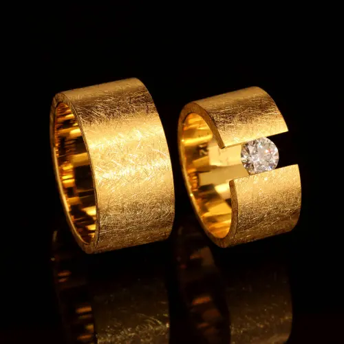 Mattierte Gelbgoldringe