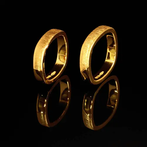 Breite Gelbgoldringe mit Brillant